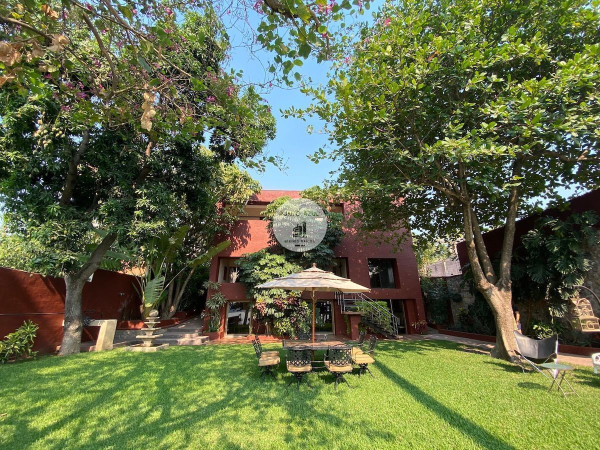 Residence in Tequesquitenco with a jetty
