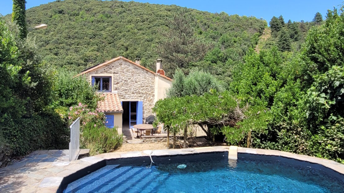 Very Pretty Country House With 145 M2 Of Living Space On 1255 M2 Of Land With Pool And 7400 M2 Of Non Attached Woods And Land. 1 FUM432000EA 1110x623 1