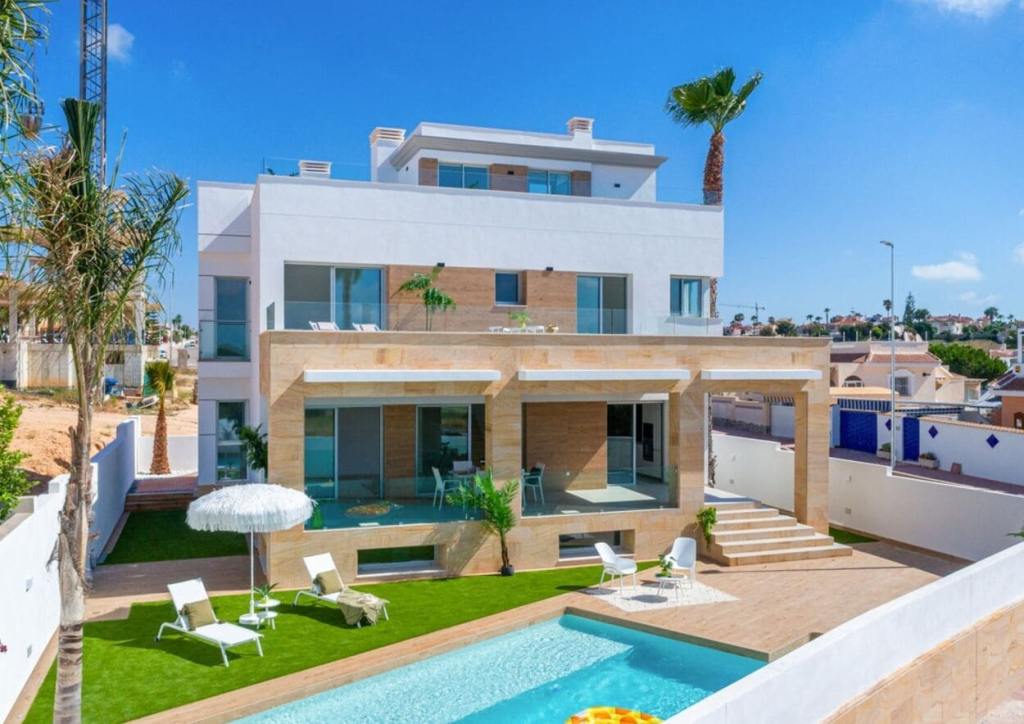 Luxury villa with private pool in the heart of the golf 1 Villa Catherine3 1