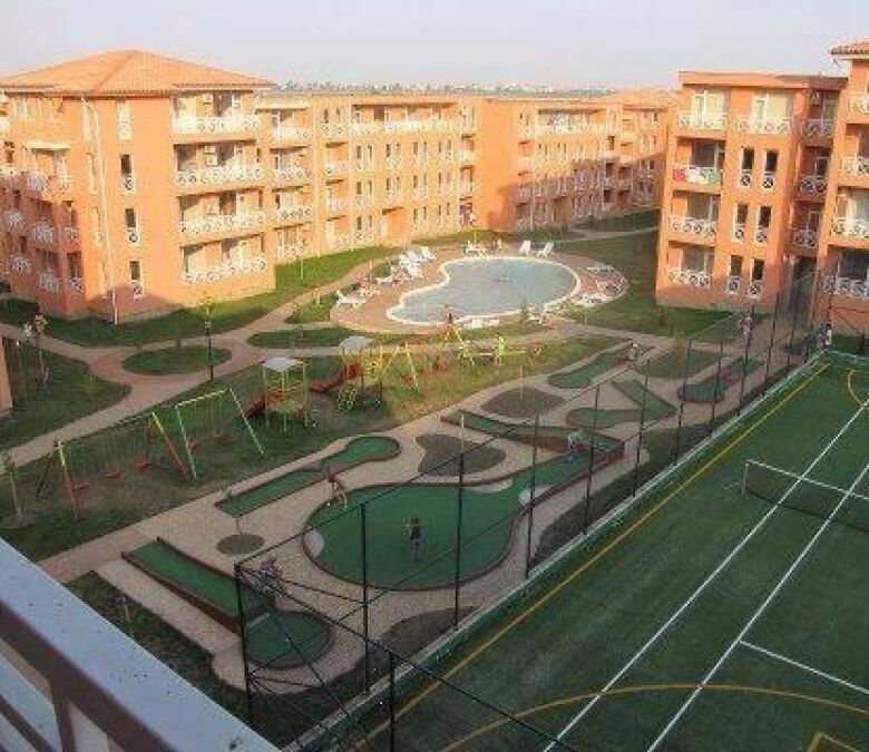 View of Sunny Day 6 residential complex with pool and sports facilities in Sunny Beach.