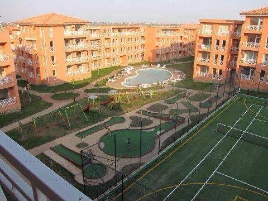 View of Sunny Day 6 residential complex with pool and sports facilities in Sunny Beach.
