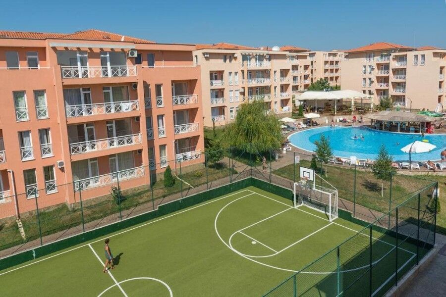 Bright 1-bedroom apartment in Sunny Day 6, Sunny Beach, with access to pools and sports facilities.