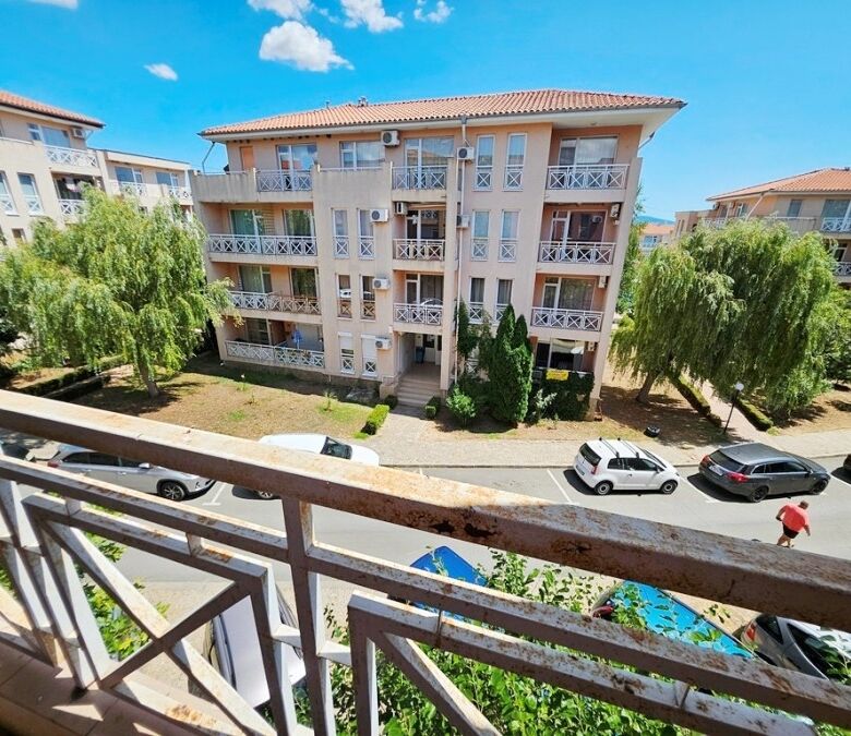 Bright 1-bedroom apartment with spacious living area in Sunny Day 6 complex, Sunny Beach.