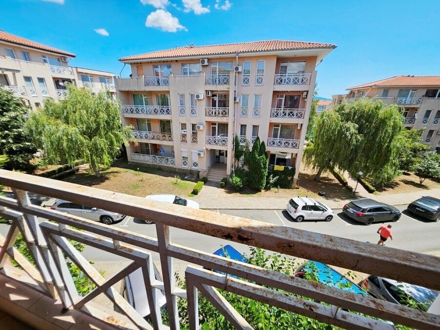 Bright 1-bedroom apartment with spacious living area in Sunny Day 6 complex, Sunny Beach.