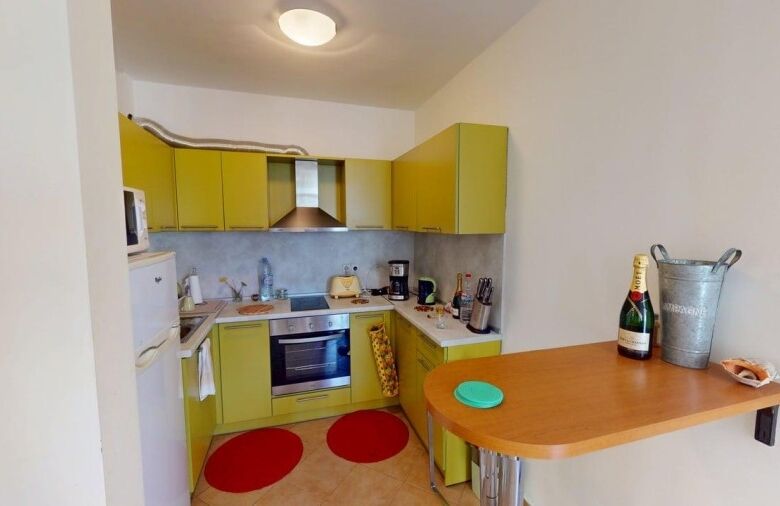 Bright 2-bedroom apartment in Barco del Sol, Sunny Beach, with modern kitchen and central location.