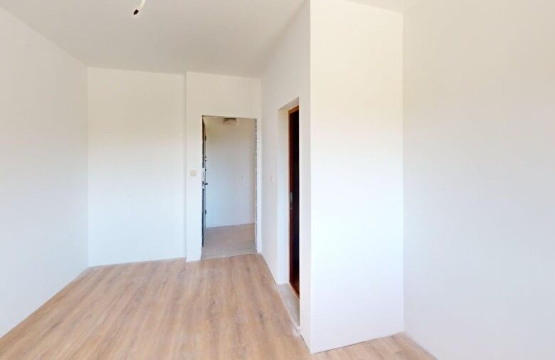 Bright 1-bedroom ground floor apartment near the sea in Grand Village.