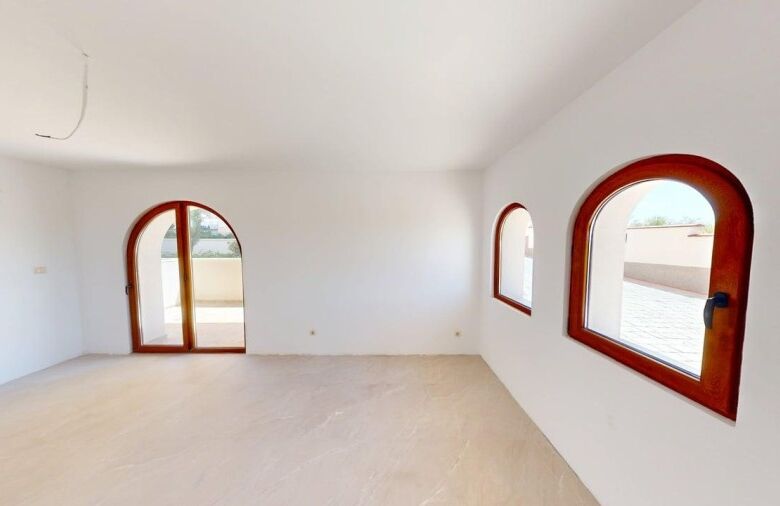 Bright ground floor apartment with large arched windows in Grand Village, just 2 km from the sea. Pe.