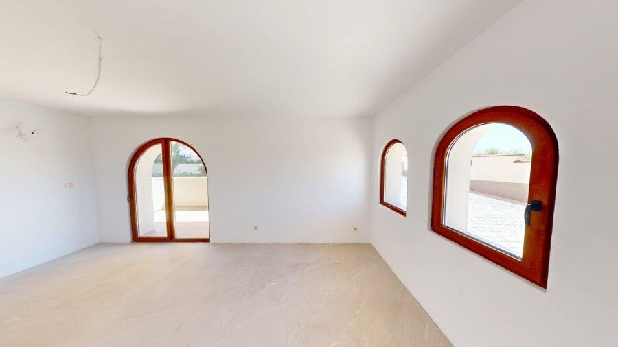 Bright ground floor apartment with large arched windows in Grand Village, just 2 km from the sea. Pe.