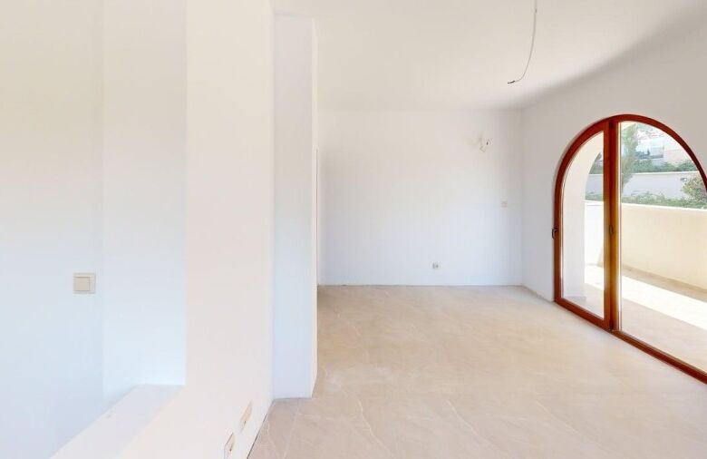 Bright ground floor apartment with spacious living area in Grand Village, just 2 km from the sea. Pe.