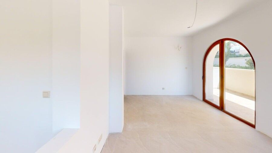 Bright ground floor apartment with spacious living area in Grand Village, just 2 km from the sea. Pe.