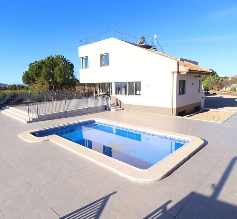 Elegant 5-bedroom villa with private pool in Aledo Murcia, perfect for luxury living and outdoor ent.