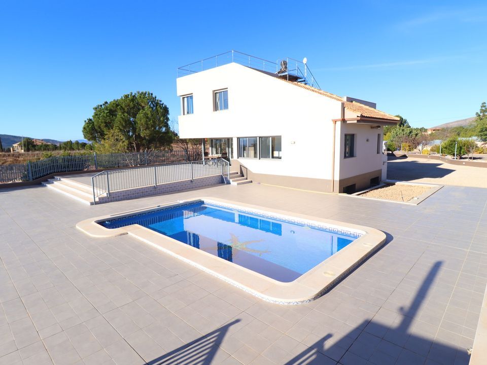 Elegant 5-bedroom villa with private pool in Aledo Murcia, perfect for luxury living and outdoor ent.