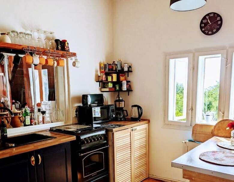Chiriteni 4-bedroom house with modern kitchen and bright living space. Perfect for families seeking.