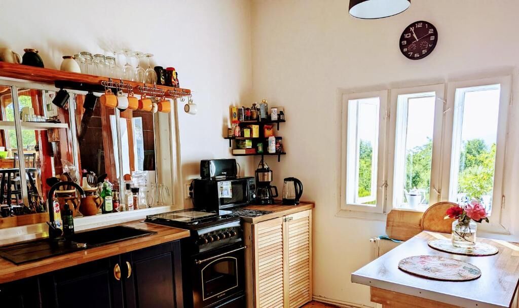 Chiriteni 4-bedroom house with modern kitchen and bright living space. Perfect for families seeking.