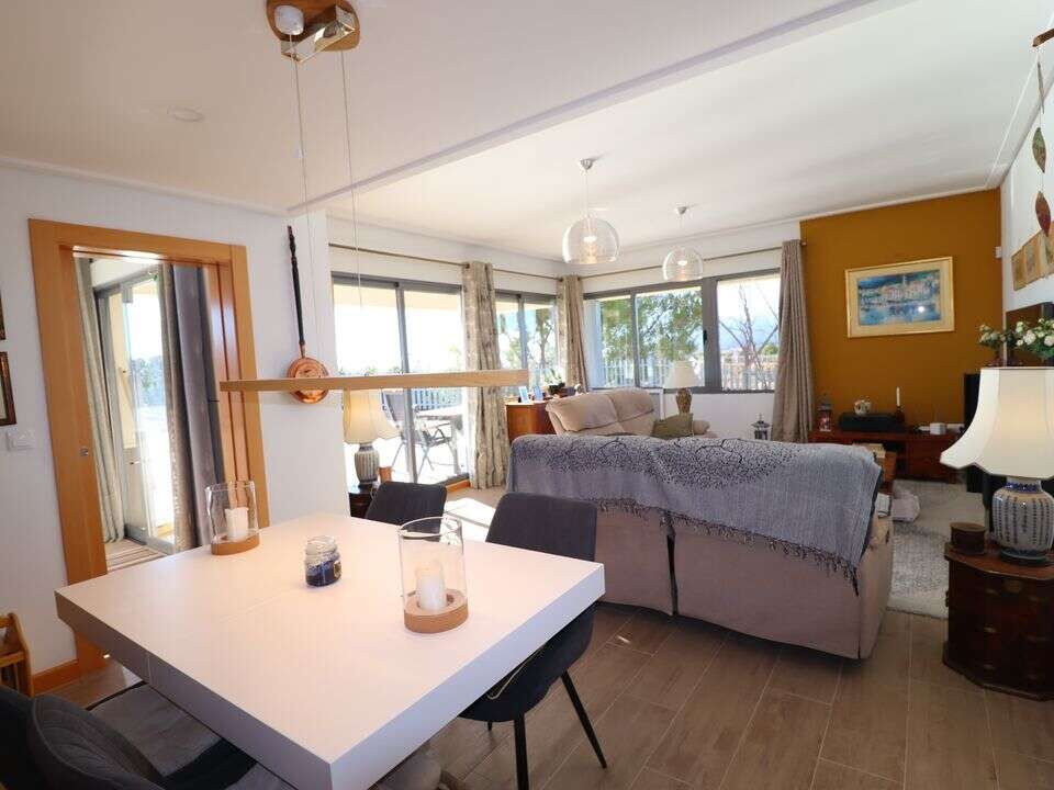 Elegant living room with large windows and modern decor in Aledo Murcia.