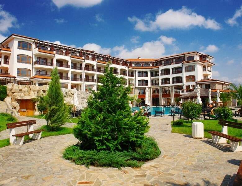 Spacious 1-bed apartment with pool view at Vineyards SPA Resort.