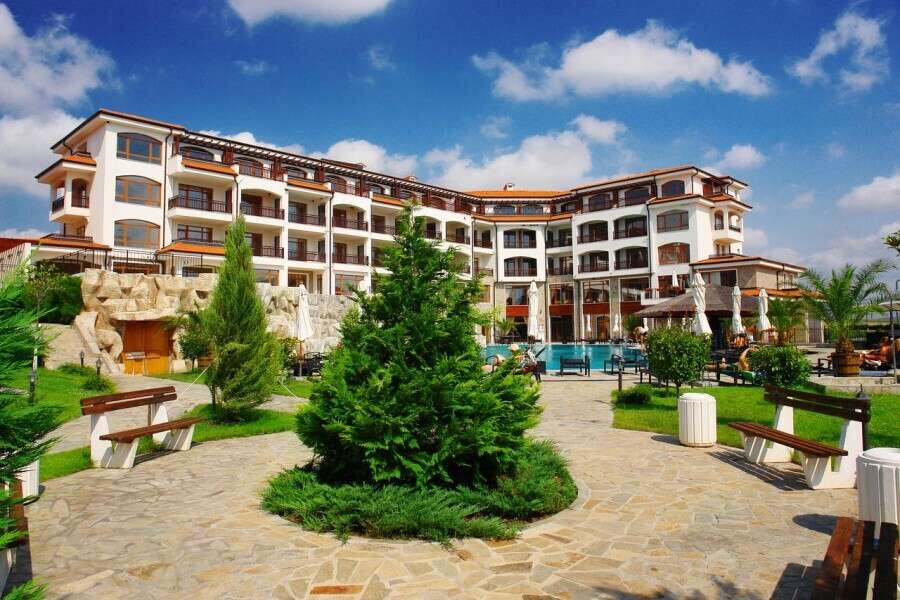 Spacious 1-bed apartment with pool view at Vineyards SPA Resort.