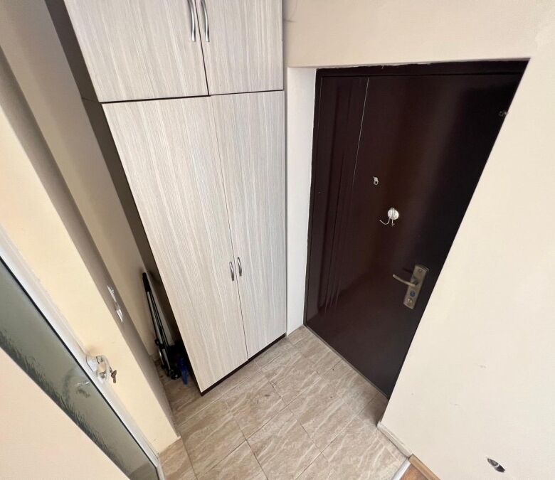 Interior view of a 1-bedroom apartment in Ravda, 45 sq.m., with modern furnishings and no maintenanc.