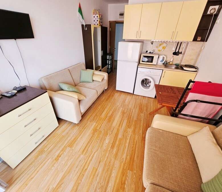 Top floor studio apartment of 28 sq.m. with views to the pool in Sunny Day 6, Sunny Beach.