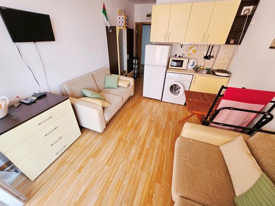 Top floor studio apartment of 28 sq.m. with views to the pool in Sunny Day 6, Sunny Beach.