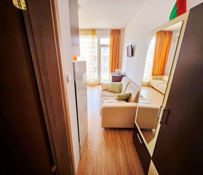Top floor studio apartment of 28 sq.m. with pool views in Sunny Day 6, Sunny Beach.