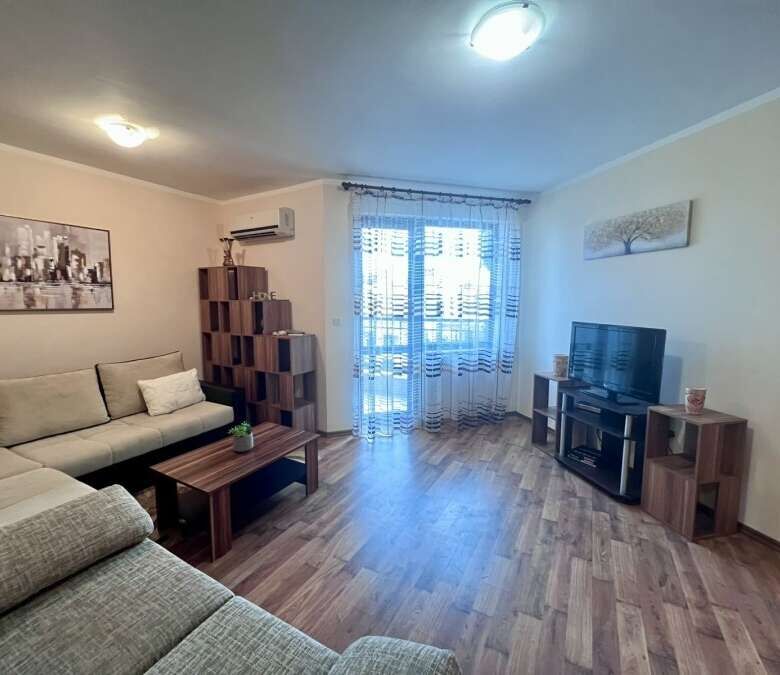 Bright studio apartment with pool views, 60 sq.m., located in St. Nicola, Kosharitsa. Perfect for re.