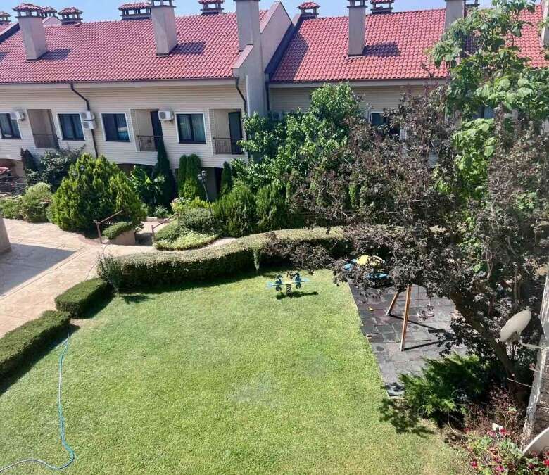 Bright studio apartment with pool views, 60 sq.m., in Kosharitsa, Bulgaria.