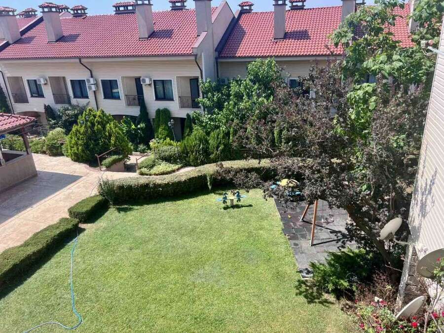 Bright studio apartment with pool views, 60 sq.m., in Kosharitsa, Bulgaria.