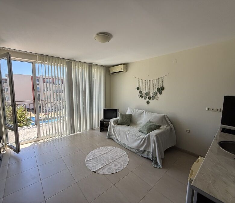 Bright studio apartment with pool and garden views in Holiday Fort Club, Sunny Beach. Perfect for re.