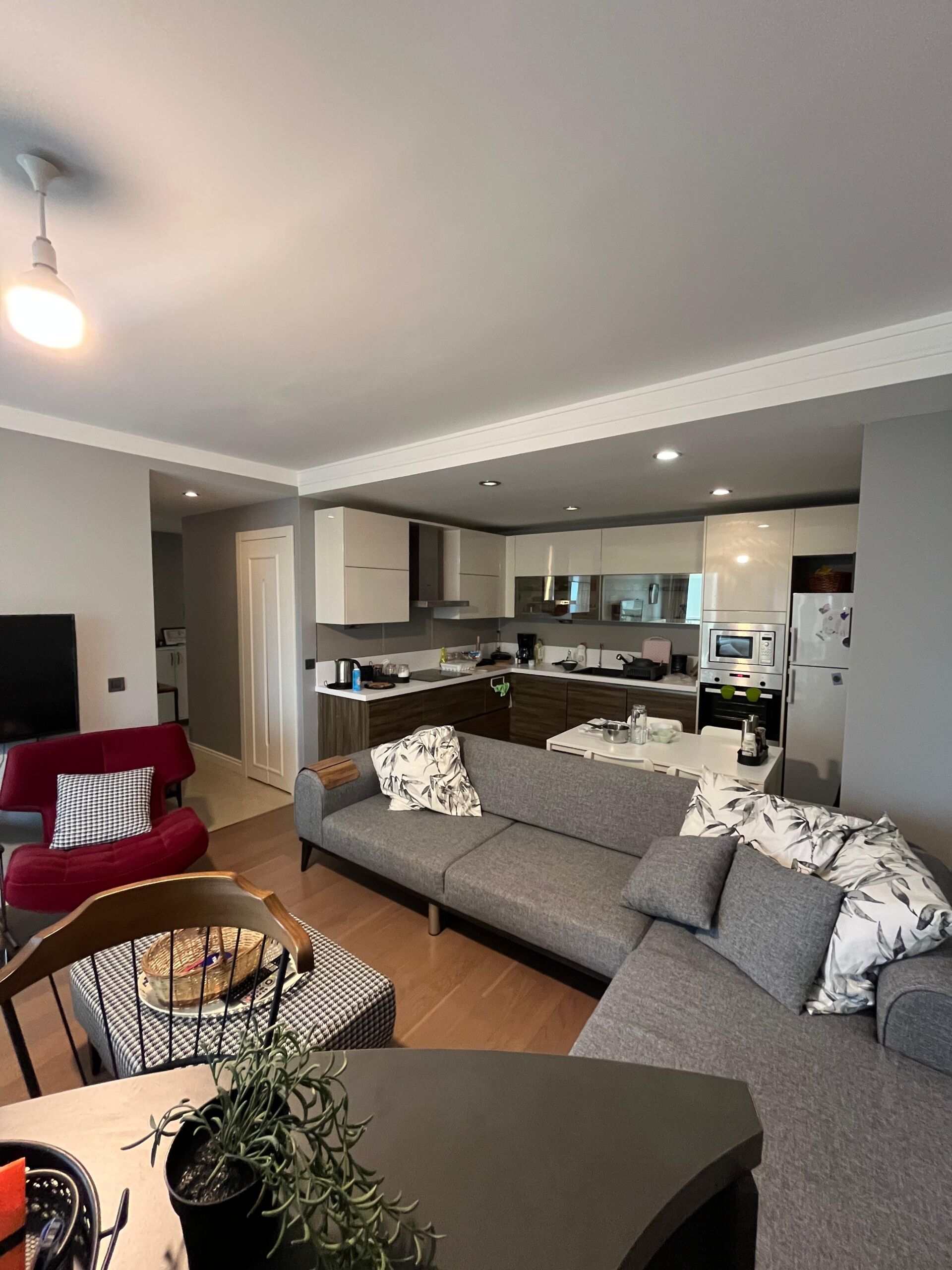 Spacious 2-bedroom apartment in Istanbul with contemporary design and open-plan living area. Perfect.