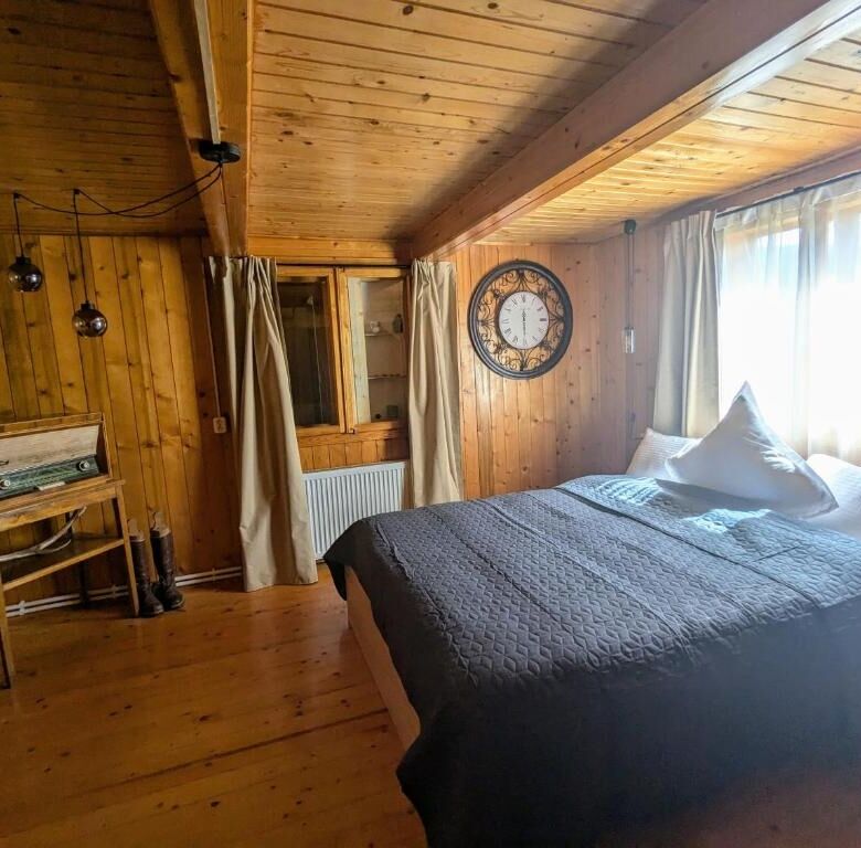 Beautiful 4-bedroom house in Chiriteni with cozy wooden interior and natural light. Perfect for comf.