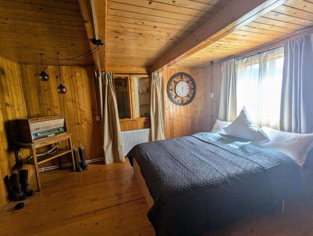 Beautiful 4-bedroom house in Chiriteni with cozy wooden interior and natural light. Perfect for comf.