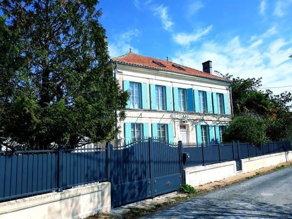 Beautiful 7-bedroom house for sale in Aumagne, featuring classic architecture and spacious interiors.