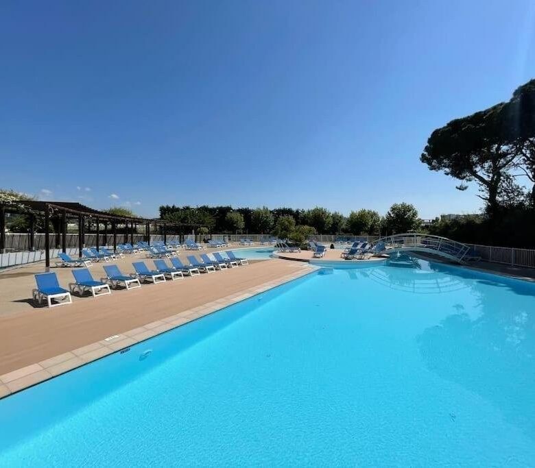 Pool with sun loungers and shaded area in Mandelieu La Napoule, Cannes.