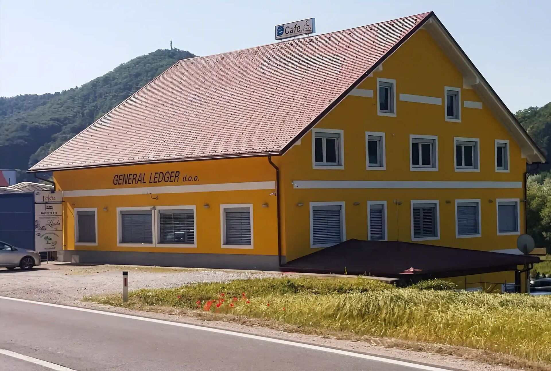 Commercial offices and warehouse space in Rogatec available for purchase.