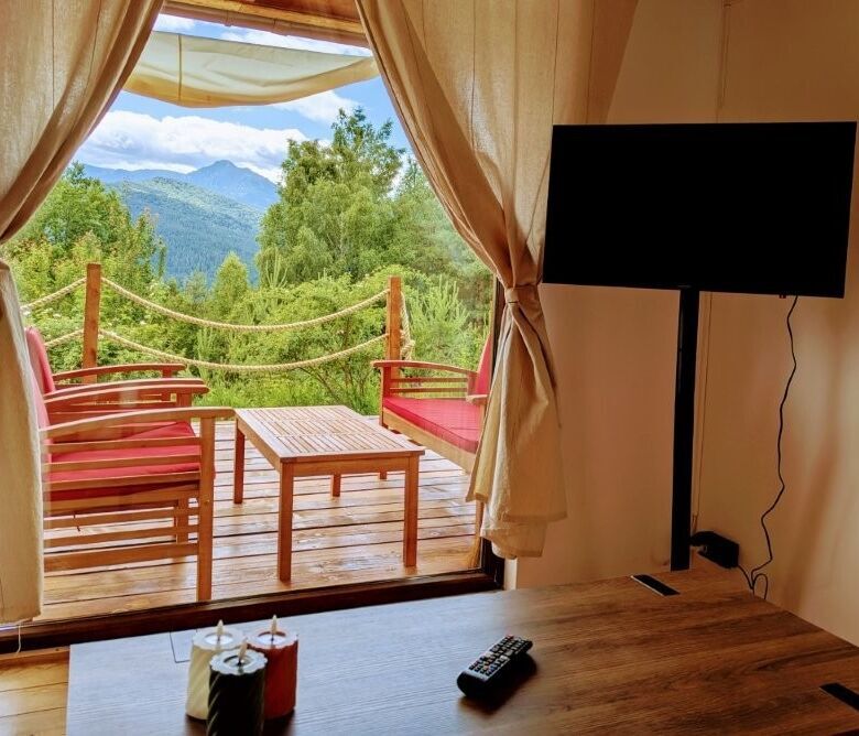 Charming 1-bedroom log cabin for sale in Grozăvești with scenic mountain views and a relaxing outdoo.