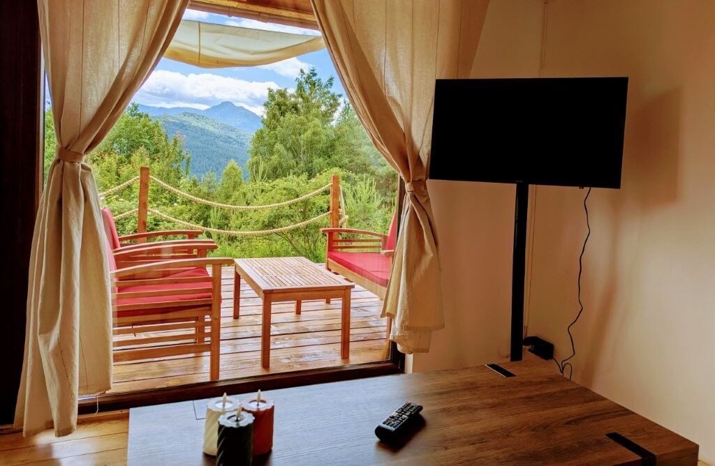 Charming 1-bedroom log cabin for sale in Grozăvești with scenic mountain views and a relaxing outdoo.