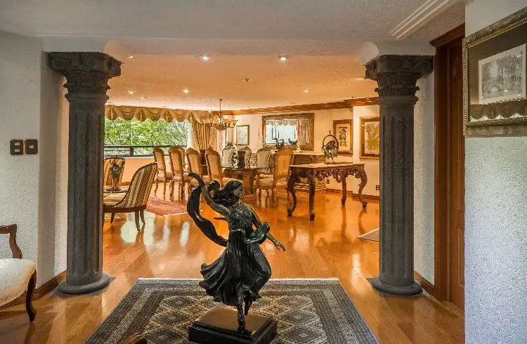 Elegant living room with classic decor and spacious layout in Mexico City.