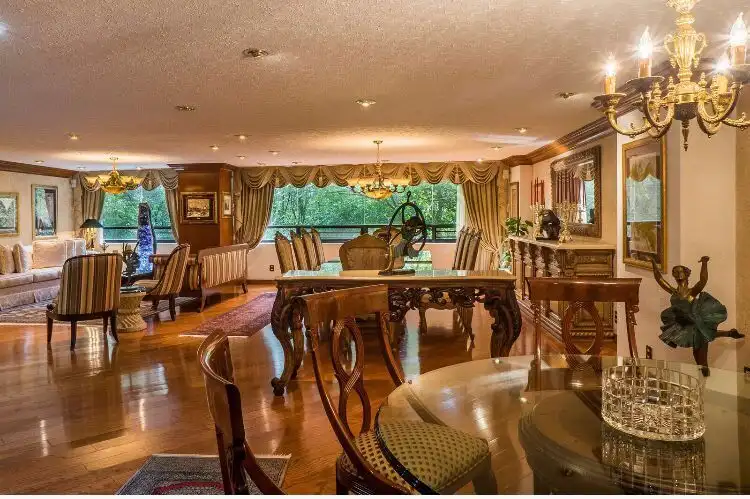 Elegant luxury apartment interior in Mexico City with classic furniture and spacious living area.