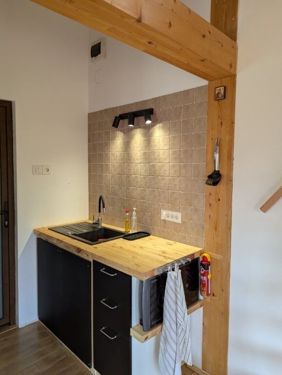 Charming log cabin with one bedroom located in Grozăvești, perfect for a peaceful retreat or investm.