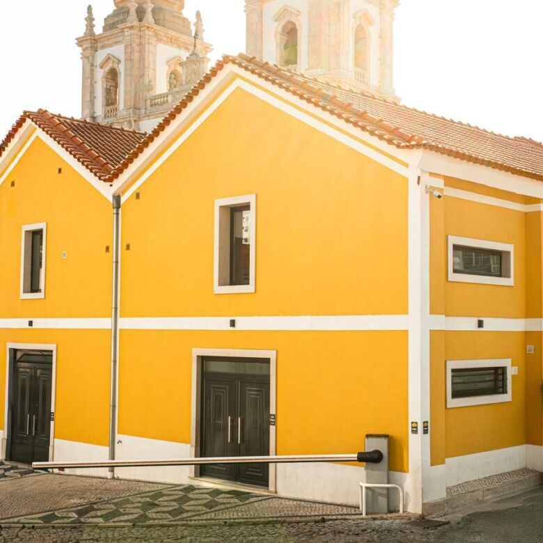 Charming yellow boutique hotel in Leiria with modern design and prime location.