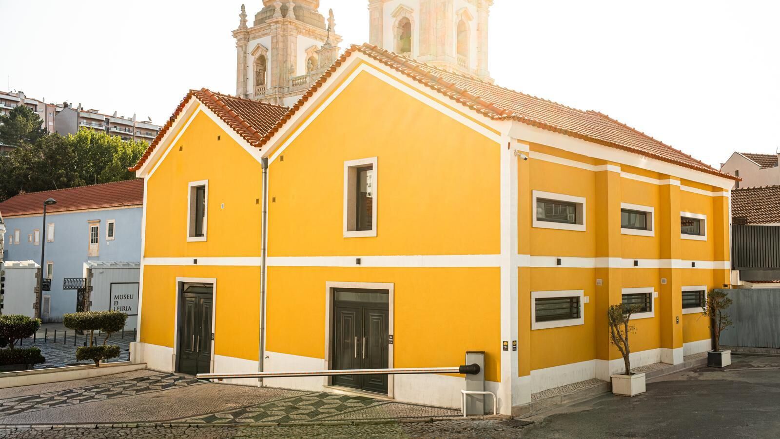 Charming yellow boutique hotel in Leiria with modern design and prime location.