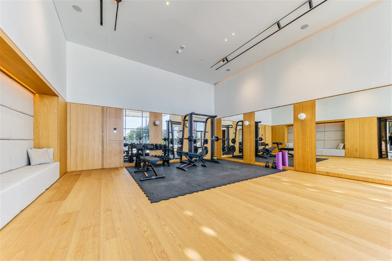 2-bedroom-beachfront-apartmnet-for-rent-in-limassol-6