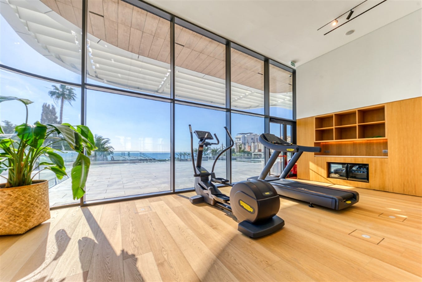 2-bedroom-beachfront-apartmnet-for-rent-in-limassol-7