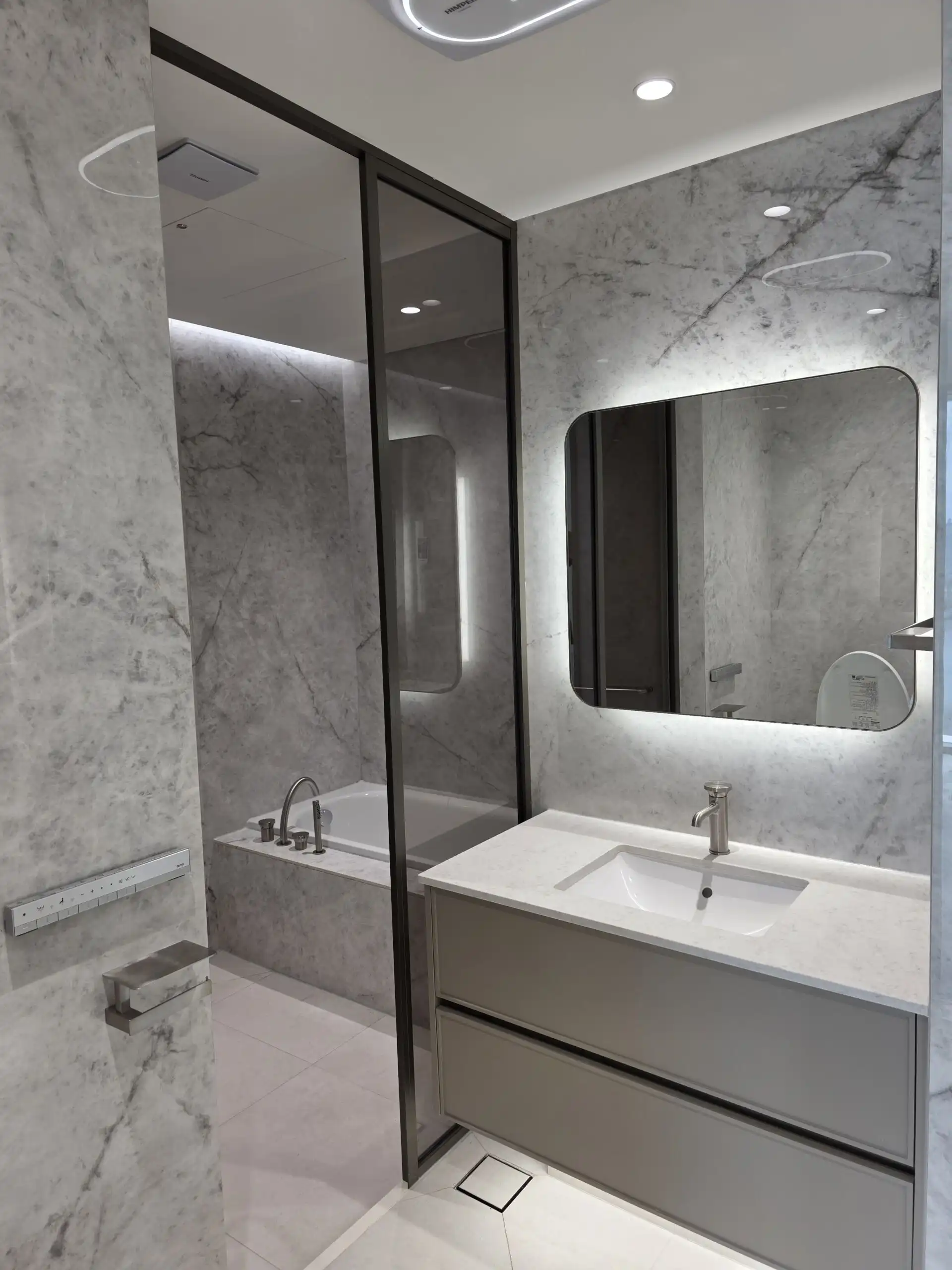 Modern bathroom in Pozes Hangang luxury apartment with sleek design and marble finishes.
