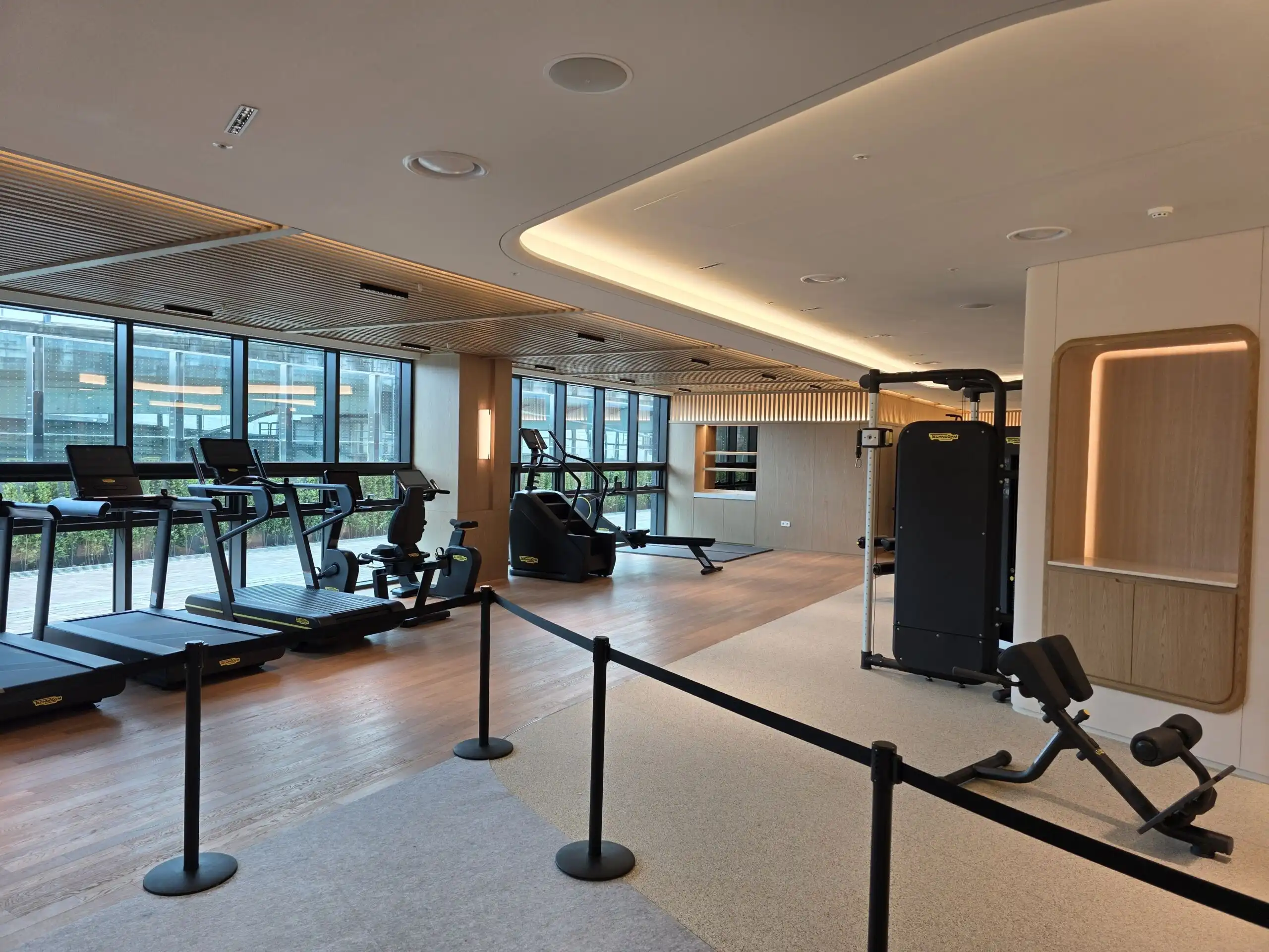 Luxury gym with panoramic city views at Pozes Hangang, Seoul.