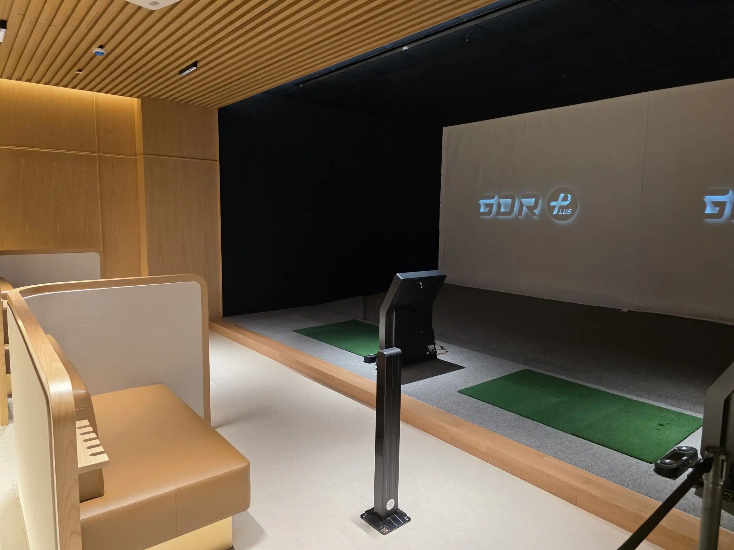 Golf simulator room with advanced technology in Pozes Hangang apartments.