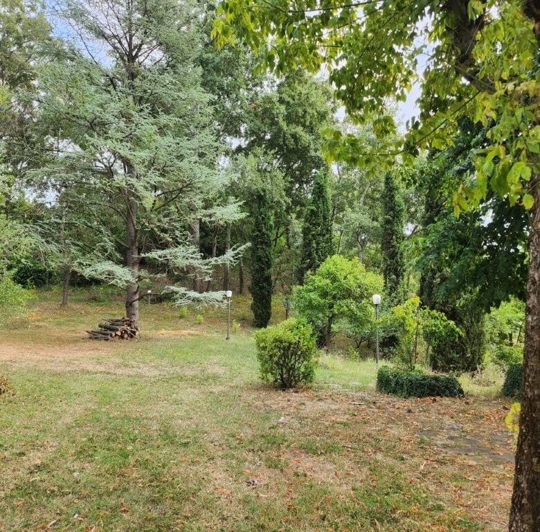 Spacious garden view of a lush green country villa in Salsomaggiore Parma.