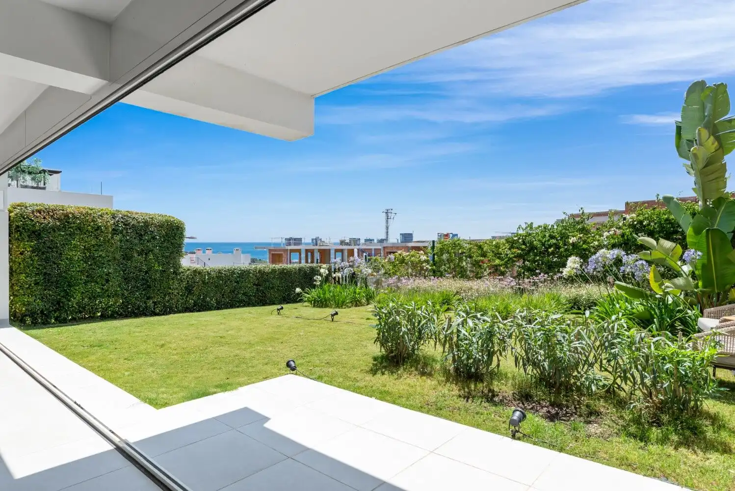 Floor apartment with lush garden and ocean view in Mirador del Golf. Perfect for relaxing outdoor li.