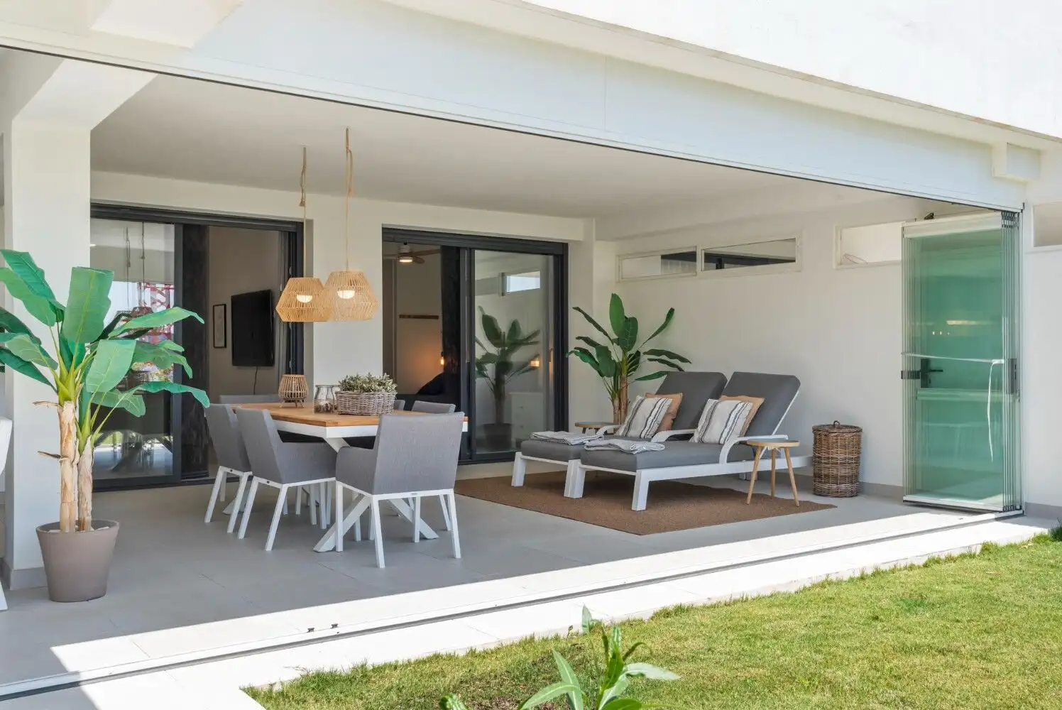 Floor apartment with outdoor living space in Mirador del Golf. Perfect for relaxing and entertaining.
